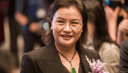 7.34亿港元！“玻璃女王”周群飞出手，拟折价46%“抄底”这家港股巨头