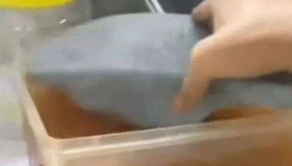 深圳一奶茶店员工将拖鞋放入配料盆,当地市监局:涉事员工已被公安部门行拘