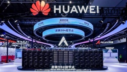 华为展出“算力核弹”昇腾384超节点:性能远超英伟达