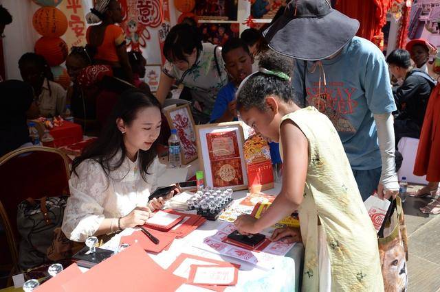 资讯有故事丨非洲鼓与舞龙舞狮融合 他们向世界展现多彩的中国春节文化