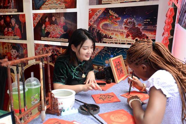 资讯有故事丨非洲鼓与舞龙舞狮融合 他们向世界展现多彩的中国春节文化