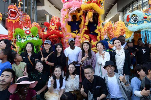 资讯有故事丨非洲鼓与舞龙舞狮融合 他们向世界展现多彩的中国春节文化