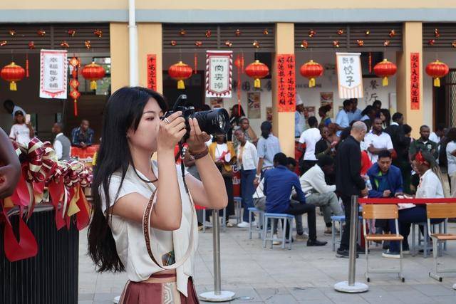 资讯有故事丨非洲鼓与舞龙舞狮融合 他们向世界展现多彩的中国春节文化