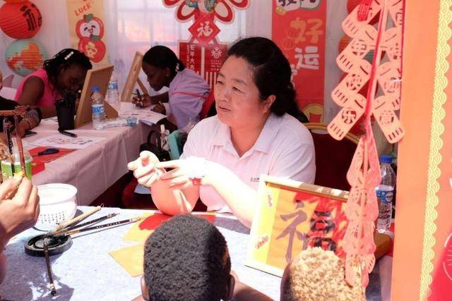 资讯有故事丨非洲鼓与舞龙舞狮融合 他们向世界展现多彩的中国春节文化