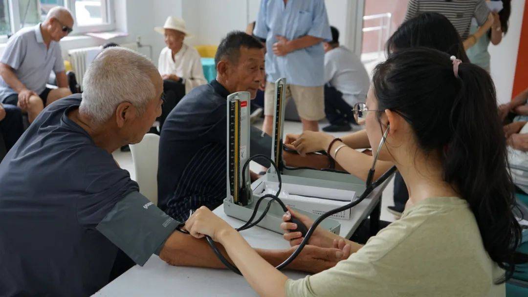 校园资讯丨有医说医：护脑科普进社区，量压送暖惠银龄