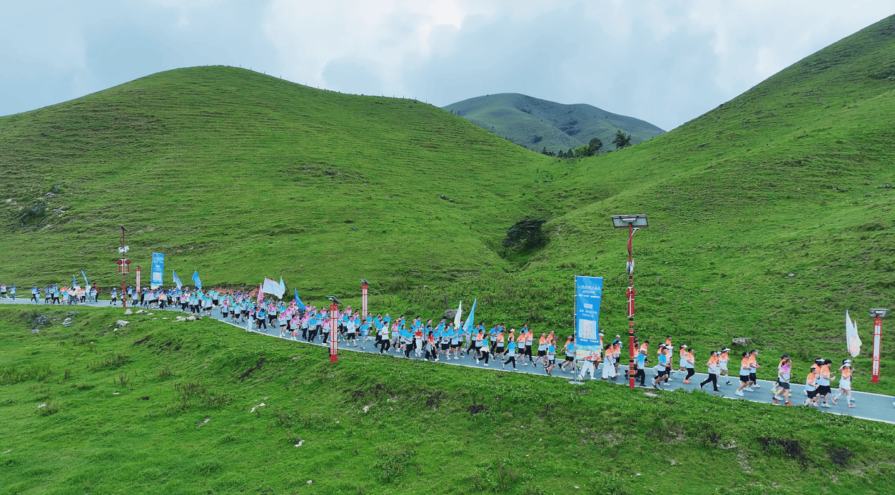 湖南城步：劳模领跑上南山
